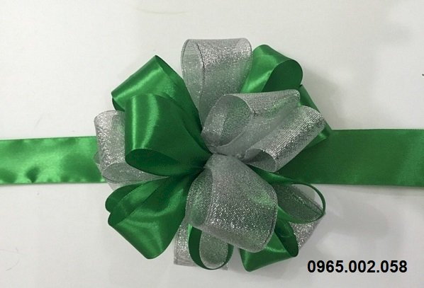 Gia công thắt các loại nơ lớn nhỏ