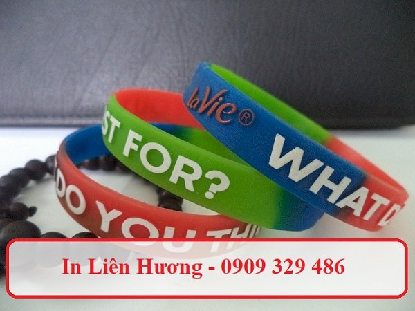 In vòng đeo tay cao su giá rẻ
